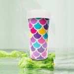 Színes pikkely mintás gyémántszemes kirakóval díszített kreatív pohár