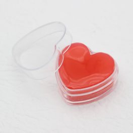 Gyanta szerű ragacsos anyag szív alakú tégelyben 