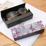 Virágos szemüvegtartó gyémántszemes kirakóval 