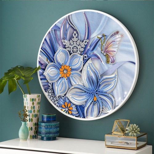 Kék virágok pillangóval különleges kör alakú Gyémántszemes kirakó kör alakú plexi kerettel 