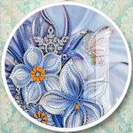 Kék virágok pillangóval különleges kör alakú Gyémántszemes kirakó kör alakú plexi kerettel 