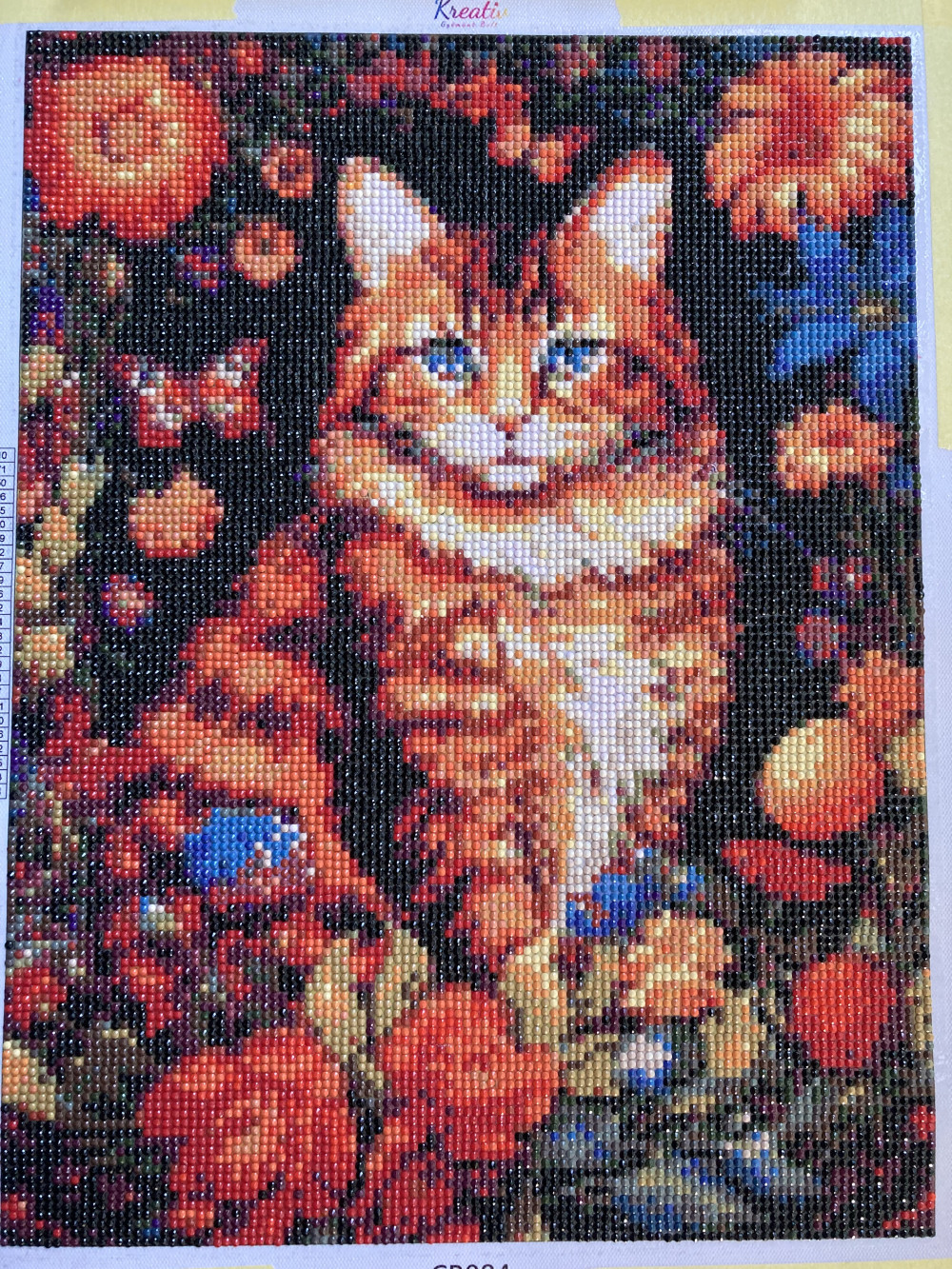   Vörös cica virágok közt kör alakú kreatív gyémánt kirakó 30x40
